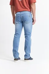 Pantalón de jean azul oscuro, corte recto, tiro medio, con bolsillos delanteros y traseros, y presillas para cinturón.