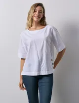 Blusa azul marino de algodón marca Erika, de manga corta amplia, con cuello redondo y botones decorativos en los laterales.