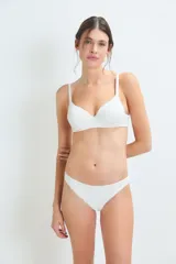 Vedetina de tiro medio, color blanco, con textura de tejido acanalado y un patrón sutil de monograma repetido.