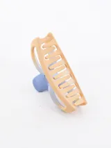 Pinza para el pelo con forma de mandíbula, color celeste en la parte superior y naranja en la parte inferior, con dientes internos para sujetar el cabello.