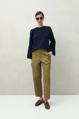 Pantalón recto color verde militar, de algodón, con bolsillos de parche y calce relajado.