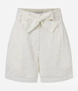 Short de tiro alto color crema, con trabillas en la cintura, cinturón de tela para lazo, elástico en la espalda, cierre por cremallera y detalles de lentejuelas bordadas.