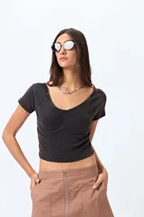 Top blanco de algodón con mezcla de poliéster y elastano, con escote en V delantero y trasero.