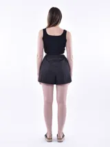 Short color crudo con lazo en la cintura.