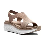 Sandalia Skechers color beige con plataforma blanca, capellada tejida elástica y plantilla acolchada Luxe Foam.