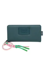 Billetera fucsia con cierre de cremallera y llavero con aro de goma rosa y cordones azul y verde.