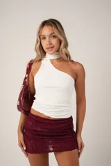 Top blanco de modal y lycra con cuello halter y un solo hombro.