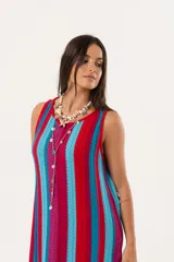 Vestido largo tejido a crochet con rayas verticales en colores fucsia, rojo y celeste.