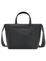 Cartera tipo tote de cuero sintético negro con acabado granulado. Posee dos asas superiores y una correa cruzada ajustable con inscripción de la marca. Cuenta con cierre de cremallera y bolsillo interior con cremallera.