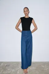 Pantalón de jean de pierna ancha, tiro alto y largo hasta el tobillo.
