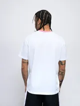 Remera color arena de corte clásico con cuello redondo ribeteado en blanco y logo Umbro estampado en el pecho.