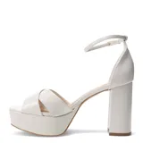 Sandalias de cuero negro con plataforma y tacón ancho, tiras cruzadas en el empeine y pulsera con hebilla al tobillo.