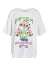 Camiseta blanca de corte holgado con estampado de hongos y la frase 'Stay Trippy' en verde y 'Free Your Energy' en azul.