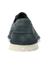 Mocasín beige de cuero con cordones y suela blanca.
