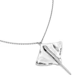 Colgante plateado con dije en forma de mantarraya y cadena fina.