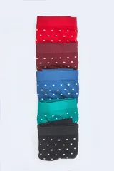 Pack de cinco bombachas cola less de microfibra sin costuras, con fundillo de algodón. Incluye bombachas en color verde, azul, rojo, bordó y negro con estampado de lunares blancos.