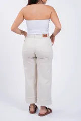 Top strapless negro con detalle de aros metálicos en el frente.