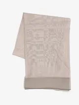 Bufanda rectangular de tejido fino color gris claro, con borde inferior en tono gris oscuro.
