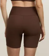 Bermuda deportiva marrón de microfibra acanalada.