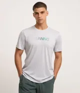 Remera deportiva gris de poliéster con tecnología Dry, cuello redondo, mangas cortas y estampa frontal con la palabra "Running".