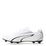 Championes de fútbol Puma modelo Vitoria FG para hombre, diseñados para césped natural firme. Presentan una capellada de material sintético imitación cuero en color negro con el icónico Formstrip de Puma en blanco en los laterales. Poseen cierre de cordones y suela con tapones de goma para una tracción óptima.