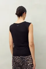 Musculosa color marrón claro, sin mangas, con cuello redondo y frunces laterales.