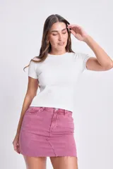 Minifalda de jean color rosa con efecto lavado, tiro alto y corte recto. Incluye cinturón de cuero negro con hebilla metálica.