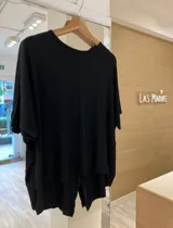 Remerón de manga corta confeccionado en morley de viscosa con terminación de espalda en pico.