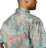 Camisa de hombre de manga corta con estampado de hojas de palmera en tonos verde, naranja y gris.