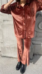 Pantalón oxford de terciopelo color ladrillo, con corte central.