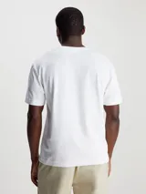 Remera blanca de algodón con cuello redondo y logo de Calvin Klein en el pecho.