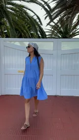 Vestido sin mangas de lino 100% natural, con cuello mao y botones de nácar, diseño fresco y elegante.