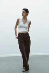 Camiseta negra de corte ajustado (slim fit) con escote pico pronunciado y manga sisa.