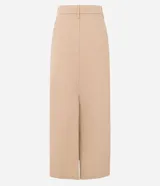 Pollera larga color beige, de tiro alto, corte recto y confeccionada en sarga ligera. Presenta trabillas en la cintura, cierre con botón y cremallera, y abertura en la parte posterior.