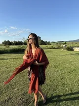 Chal tejido en algodón color negro con flecos en los bordes.