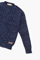 Buzo tejido en lana merino en color azul, con diseño texturizado y corte clásico.