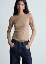 Camiseta color beige de tejido de punto acanalado, con cuello barco y mangas largas.