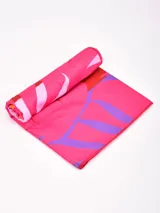 Toalla playera de microfibra estampada con diseño abstracto en tonos fucsia, violeta, naranja y blanco.