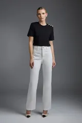 Pantalón de jean negro de corte recto y tiro alto.
