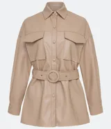 Campera de poliuretano (PU) color beige, con cuello camisa, cierre frontal de botones y dos bolsillos con solapa en el pecho. Incluye un cinturón ajustable con hebilla redonda forrada al tono.