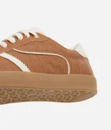 Championes chuteira color marrón con textura crocco, cordones blancos, suela color caramelo y detalles en blanco en los laterales y el talón.
