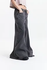 Pantalón jean oxford de tiro alto color crudo, de corte ajustado en la cadera y amplio desde la rodilla.