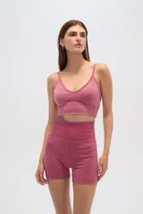 Top verde oliva de bretel fino, al cuerpo, con elástico y escote en V.