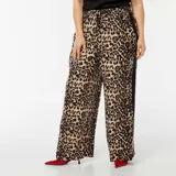 Pantalón ancho con estampado animal print y bandas laterales negras.