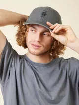 Gorra de lona lavada color gris con bordado frontal de la letra R.