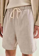 Bermuda verde de tela texturizada con cintura elastizada y cordón de ajuste.