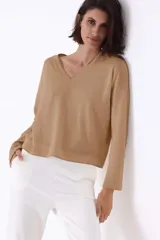 Sweater color crudo con escote en V y lurex.