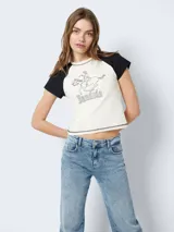 Remera color crema con mangas cortas negras tipo ranglán y estampado de jinete con la palabra 'Bandida'.