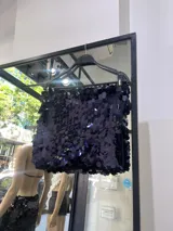 Minifalda turquesa cubierta de lentejuelas brillantes.