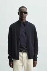 Cárdigan negro de punto con cuello perkins, cierre frontal con cremallera, manga larga y corte regular fit.